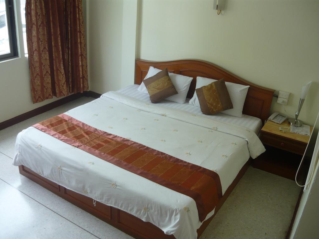 Morakot Twin Chumphon Hotel Room photo